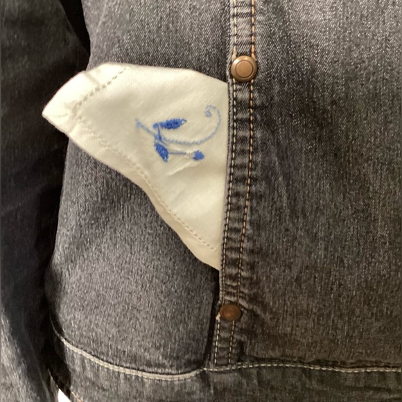 Venus Wonen's Fitted button up Denim Jacket.  4 Pockets, Small - Picture 8 of 11